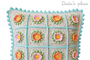 Flowery granny square pillow pattern