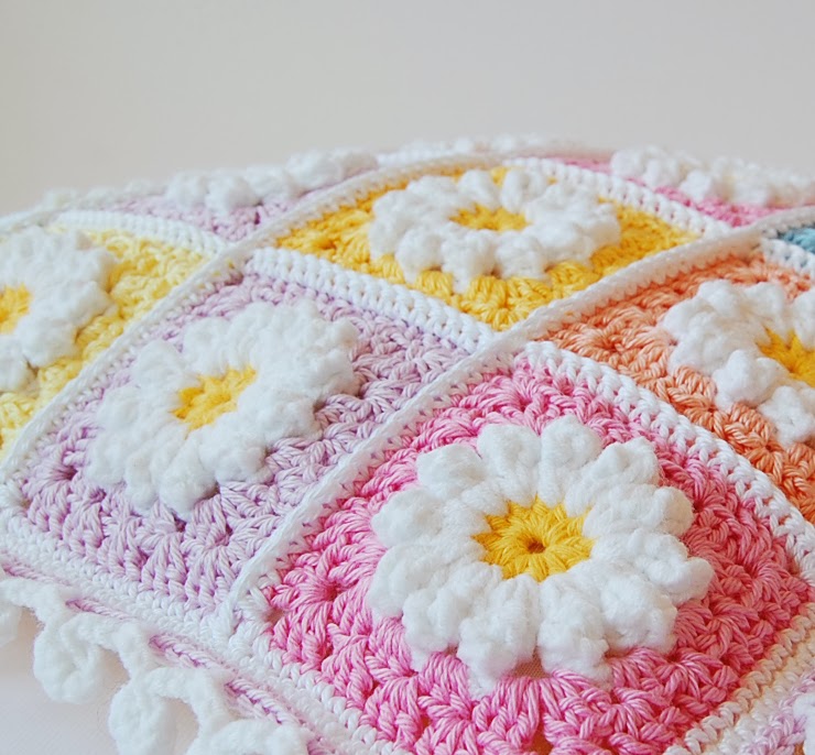 crochet daisy granny pillow square pattern flower tutorial cushion patterns squares blooming place pillows dada thewhoot cushions cream flowers link